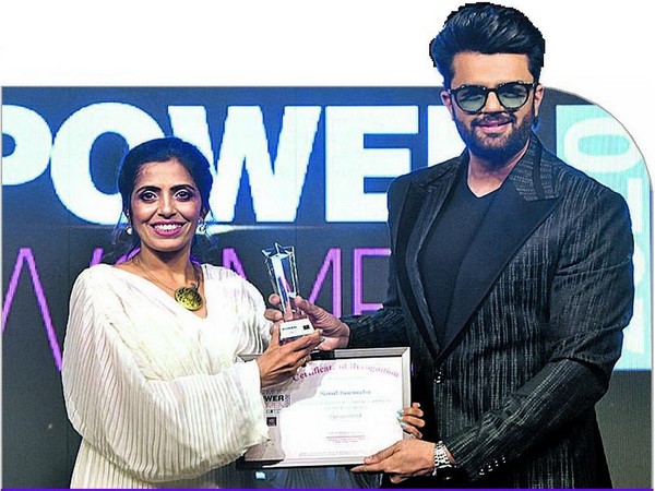 Manish Paul felicitating Sonal Barmecha for being a successful restaurateur