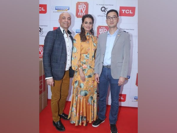 Vishal Mewani, Director, Kohinoor Televideo along with Dia Mirza and Eason Cai, SRSC Head, from TCL 