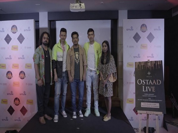 Ravi Mishra, winner of Smule Mirchi cover star season two with Judges Brigesh Shandilya, Meet Bros and Shilpa Rao