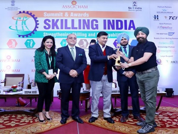 KS Kohli, Founder & Non-Executive Chairman of Frankfinn Group received the award from Raj Kumar Singh, Minister of State for Skill Development and Entrepreneurship, Government of India