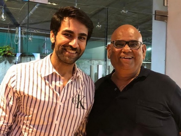 Garrvil Mohan (left), Satish Kaushik (right)