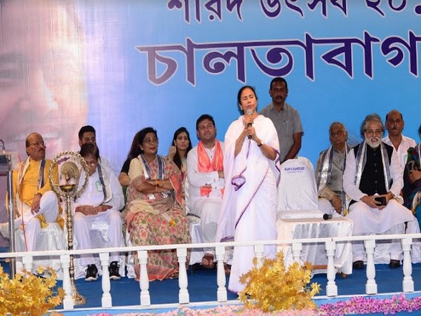 Chief Minister Mamata Banerjee inaugurated Chaltabagan Durga Puja in 2019