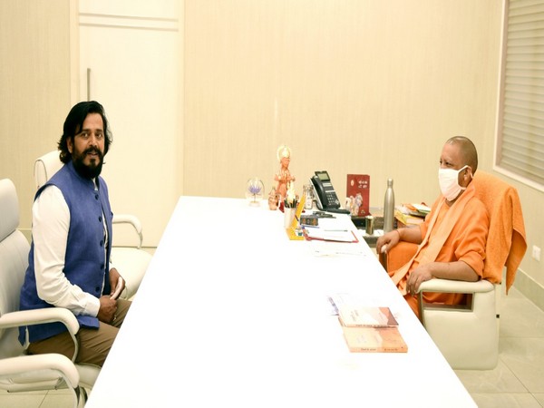 Ravi Kishan with Yogi Adityanath in Gorakhpur.