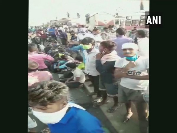 Migrant workers belonging to Uttar Pradesh protesting at Madhya Pradesh-Maharashtra Border. (Photo/ANI)