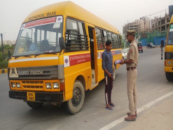 Gautam Budh Nagar district police while carrying out Operation Clean in the wee hours of Thursday. (Pic Courtesy: Twitter/Noida Traffic Police)