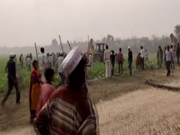 Farmers protest against UPSIDA in Unnao [Photo/ANI]