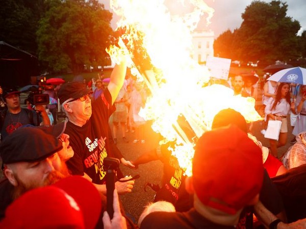 Protesters burning US flag outside the White House on July 4 (Photo/Reuters)