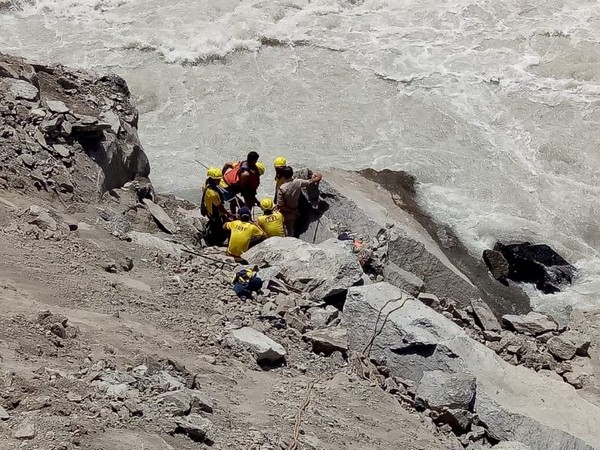 The worker's body being retrieved by GREF and police personnel (Photo/ANI)