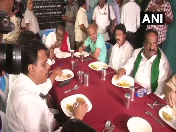 Karnataka CM HD Kumaraswamy at the government school. Photo/ANI