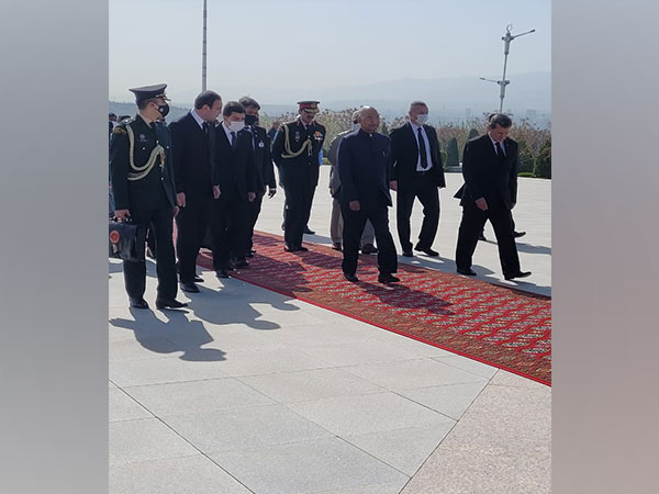 President Ram Nath Kovind visits People's Memorial in Turkmenistan. (Photo/ANI)