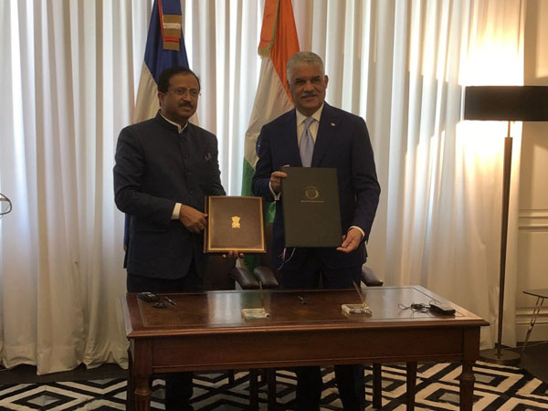 MoS for External Affairs V Muraleedharan (L) and External Relations Minister of Dominican Republic Miguel Vargas. (Photo: Muraleedharan twitter handle)