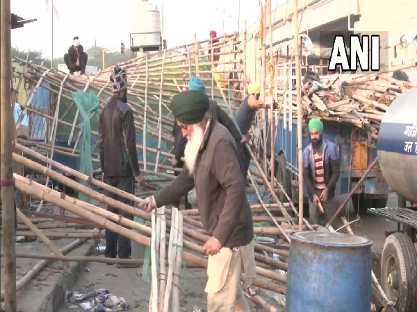 Farmers taking down their tents at Ghazipur Border. (Photo/ ANI)