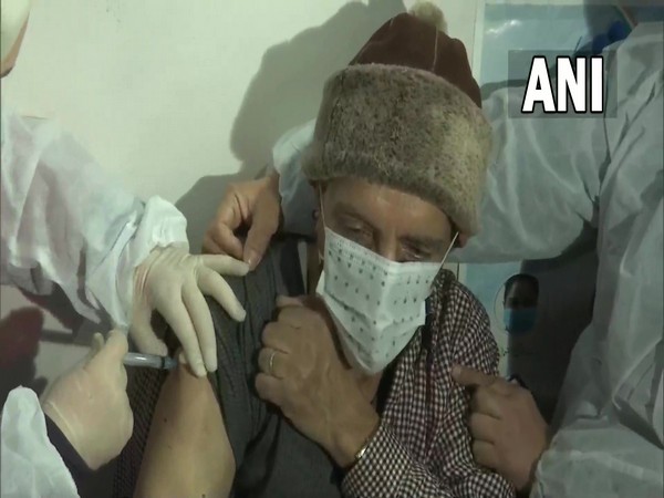 COVID-19 caccination drive underway in Srinagar on Monday (Photo/ANI)