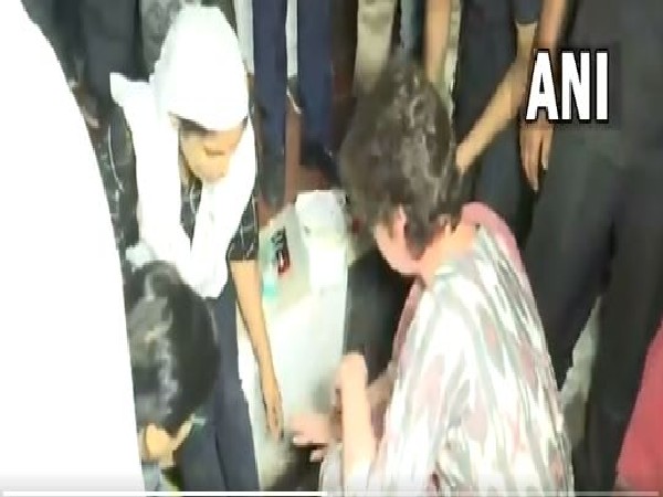 Congress leader Priyanka Gandhi Vadra providing first aid to a woman who met with an accident on her way to Agra (Photo/ANI)