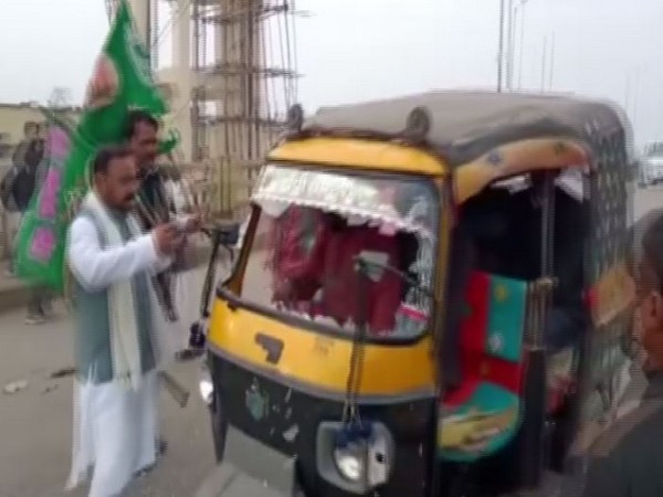 Protesters vandalising an auto-rickshaw during Bihar bandh on Saturday. Photo/ANI