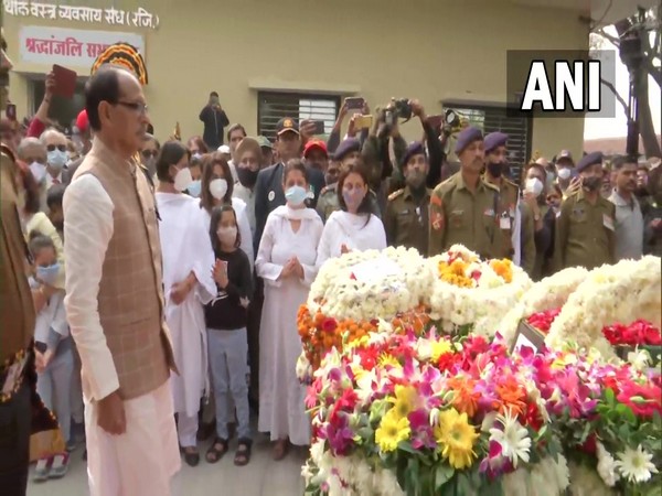 MP CM Shivraj Singh Chouhan paying tributes to Group Captain Varun Singh during cremation in Bhopal (Photo/ANI)