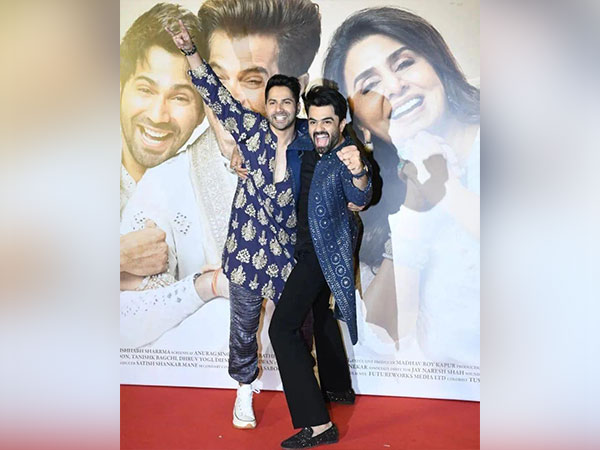 Varun Dhawan and Maniesh Paul (Image source: Twitter)