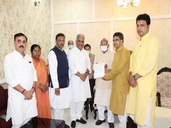 Tripura CM-designate Manik Saha with former CM Biplab Kumar Deb, Governor Satyadev Narayan Arya and Union minister Bhupender Yadav and BJP general secretary Vinod Tawde. (ANI/photo)