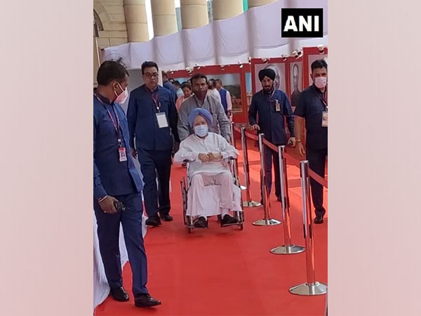 Former Prime Minister of India, Manmohan Singh arrives in wheelchair to cast vote (Photo/ANI)