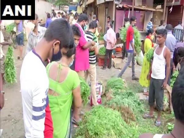 Heavy crowd seen at the vegetable market in Dadar in Mumbai. [Photo/ANI]