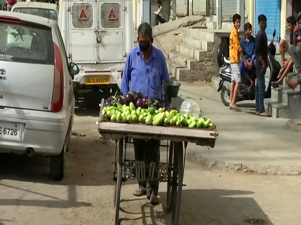 Migrant workers, who used to run tea stalls, are now selling vegetables. Photo/ANI