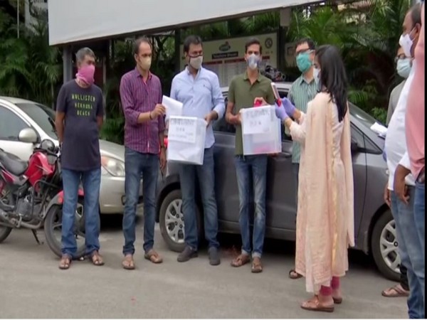 Hyderabad School Parents Association collecting complaints and flowers in Hyderabad (Photo/ANI)