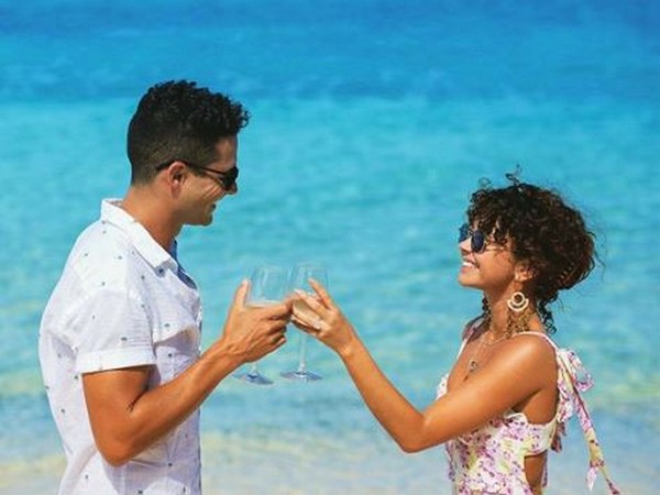Sarah Hyland and Wells Adams, Image Courtesy: Instagram