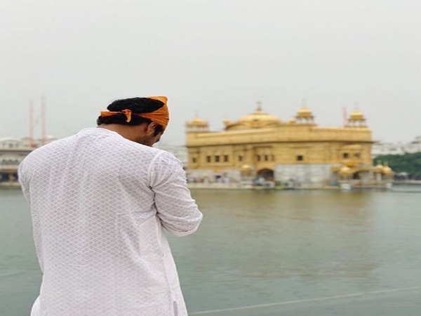 Actor Vicky Kaushal at Golden Temple (Image Source: Instagram)