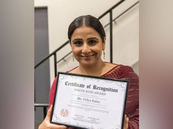 Vidya Balan showing her Youth Icon Award (Image courtesy: Instagram)