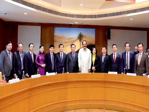 Vice President Venkaiah Naidu with Vietnam's Parliamentary delegation. (Image credit: Twitter/Vice President of India)