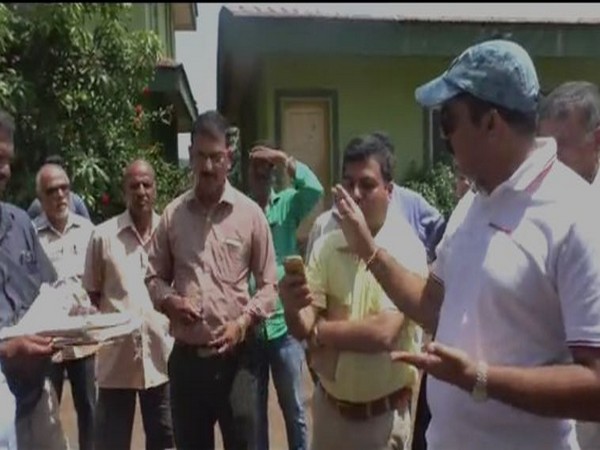 Vijai Saradesai knocking off at government officer’s ringing phone