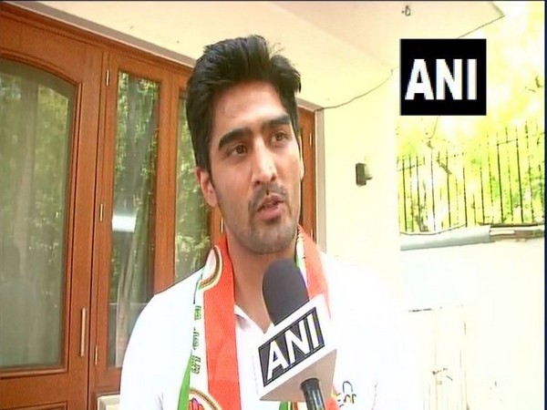 Vijender Singh talking to reporters in Delhi on Tuesday (Photo/ANI)
