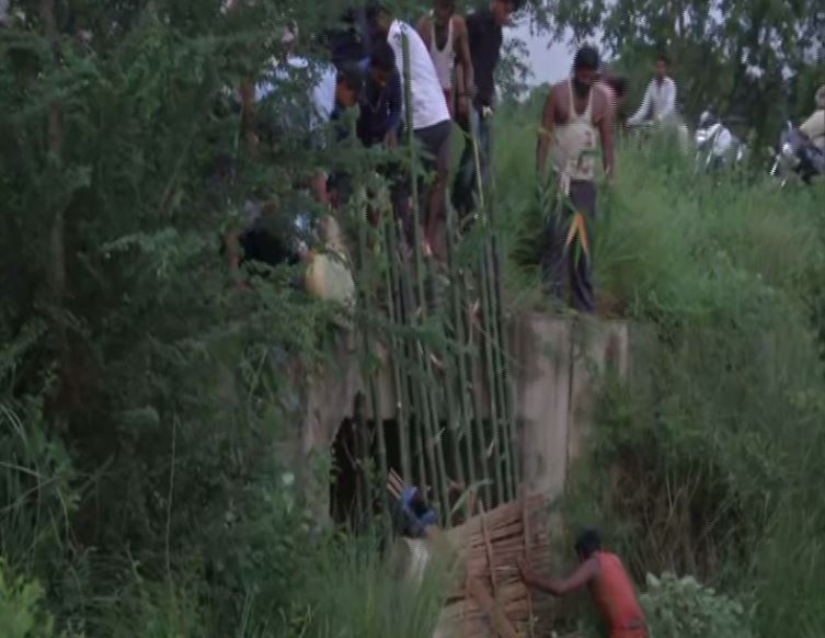 Villager blocking the inlet of a culvert in a village in Darbhanga, Bihar. Photo/ANI