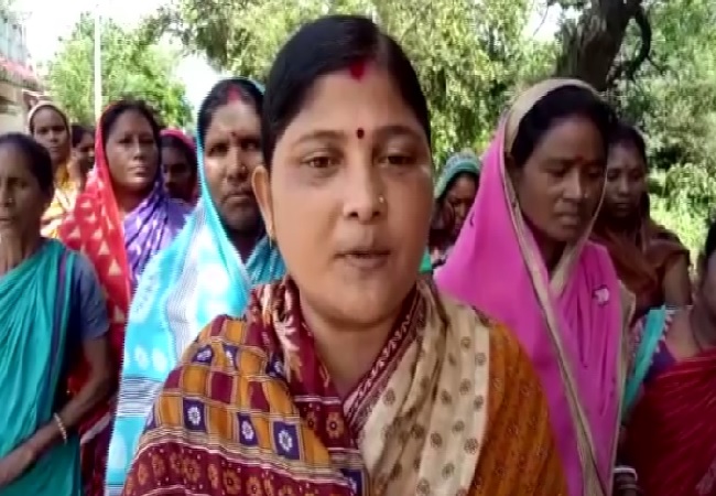 A villager speaking to media in Dhatkidih in Jharkhand. 