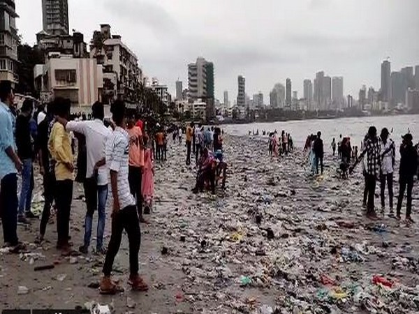 Tons of waste heap on Mumbai Beach