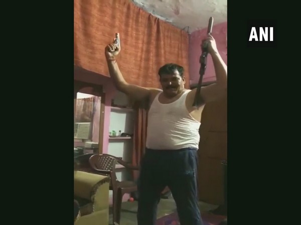 In a video, a man was seen dancing while carrying 2 guns