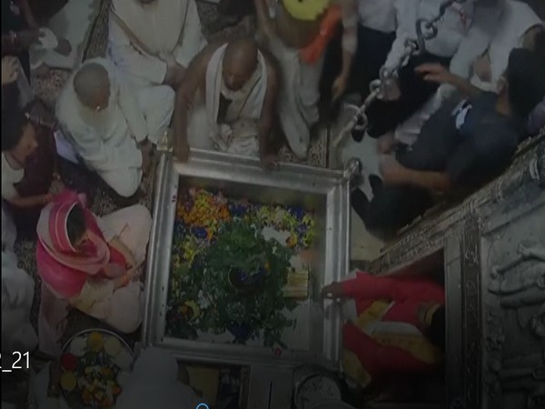 Priyanka Gandhi offers prayers at Kashi Vishwanath Temple in Varanasi on Sunday. (Photo/ ANI)
