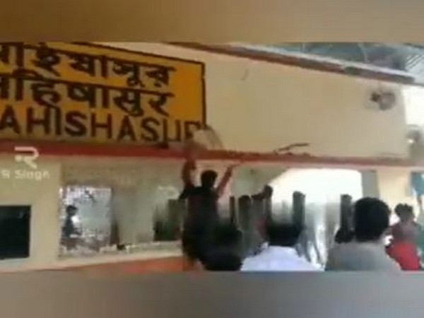 Screengrab from the video which surfaced on Twitter.