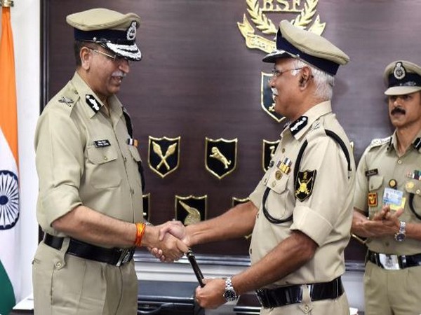Indian Police Service (IPS) Vivek Kumar Johri, left, taking charge as BSF DG from Rajni Kant Misra in New Delhi on Saturday. Photo/ANI
