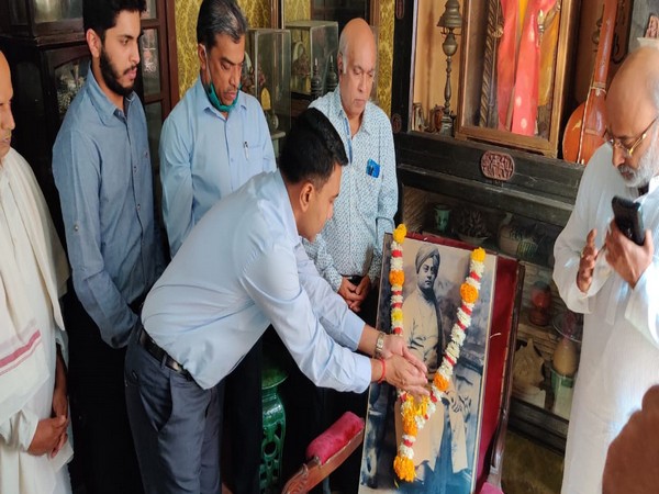 CM Sawant paying tributes to Swami Vivekananda