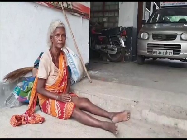 Titha Goswami, mother of the Puja Shaw who gave birth to her baby on the roadside in Durgapur, West Bengal. (Photo/ANI)