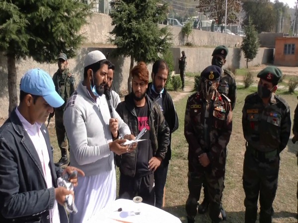 Bilal War, the judge of the competition, with Indian Army personnel at the event. (Photo/ANI)