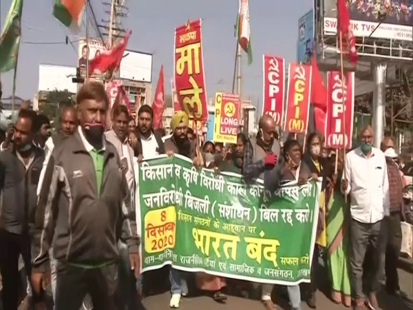 RJD, Congress stage protest in Ranchi in support of protesting farmers. (Photo/ANI)