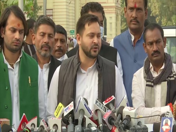 RJD leader Tejashwi Yadav (Centre) addresing the media (Photo/ANI)