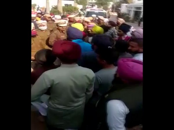 Farmers utside Panjokhra Sahib Gurudwara raising solgans against state minister Anil Vig (Photo/ANI)