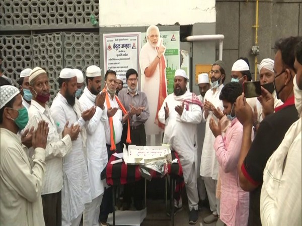 Members of the Muslim community in Delhi celebrated the birthday of Prime Minister Narendra Modi with a cake-cutting ceremony and a prayer. (Photo/ANI)