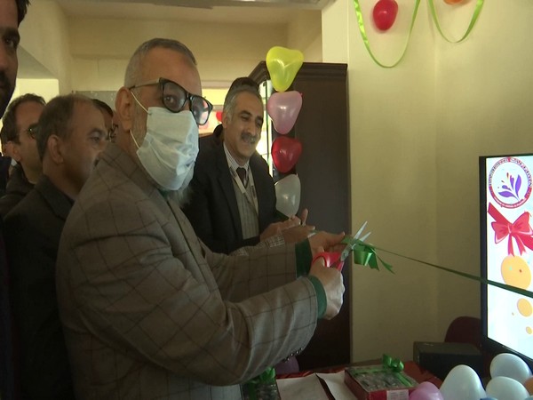 Altaf Ajaz Andrabi, Director of Agriculture, Kashmir launching the PAN-India E-auction portal in Dussu, Pampore