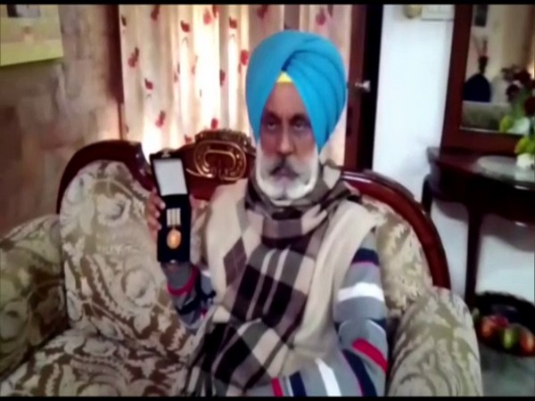 Commandant Rai Singh Dhaliwal with his medal (Photo/ANI)