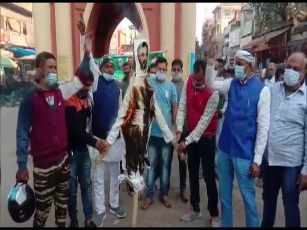 JD(U)'s youth wing burns Tejashwi Yadav's effigy in Gaya (photo/ANI)