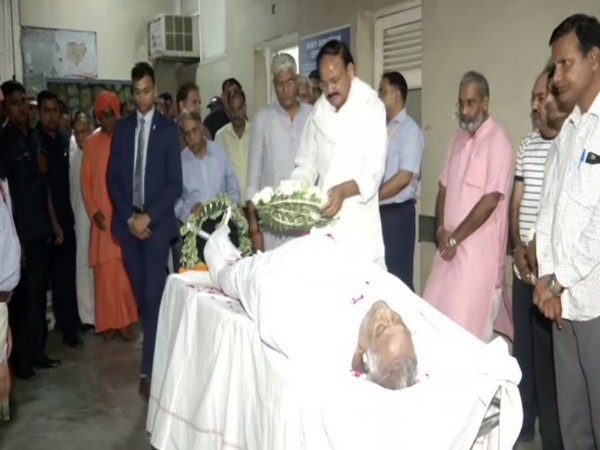 Vice President M Venkaiah Naidu paid tribute to Rajasthan BJP chief Madan Lal Saini. Photo/ANI